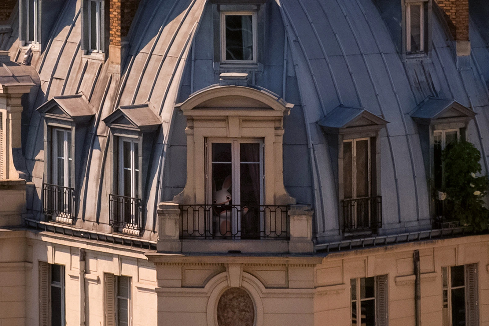 Détail du panorama avec un Lapin Crétin dissimulé à une fenêtre parisienne
