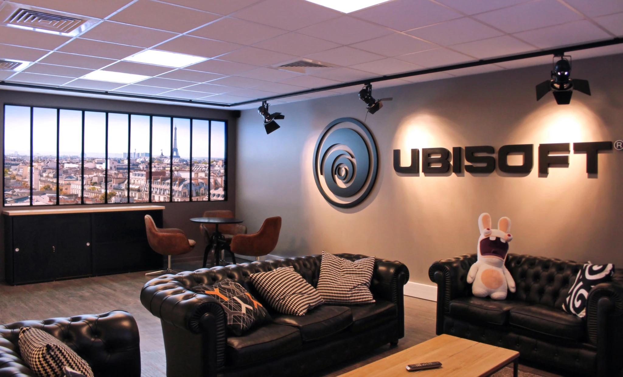 Salle de réunion Ubisoft avec un lumiwall donnant l’illusion d’une vue panoramique sur Paris